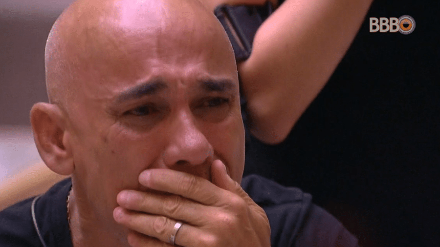 Ayrton chora após ver vídeo da família durante programa ao vivo  - Reprodução/TvGlobo