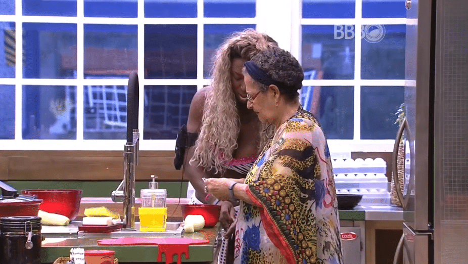 6.mar.2016 - Depois de alfinetada sobre seu comportamento, Adélia cozinha com dona Geralda - Reprodução/TV Globo