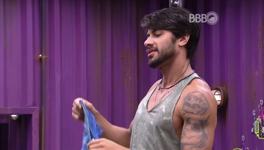 21.jan.16 - Renan afirma que não vai se envolver com alguém na casa se não estiver apaixonado. "Ficar por ficar não" - Reprodução/ TV Globo