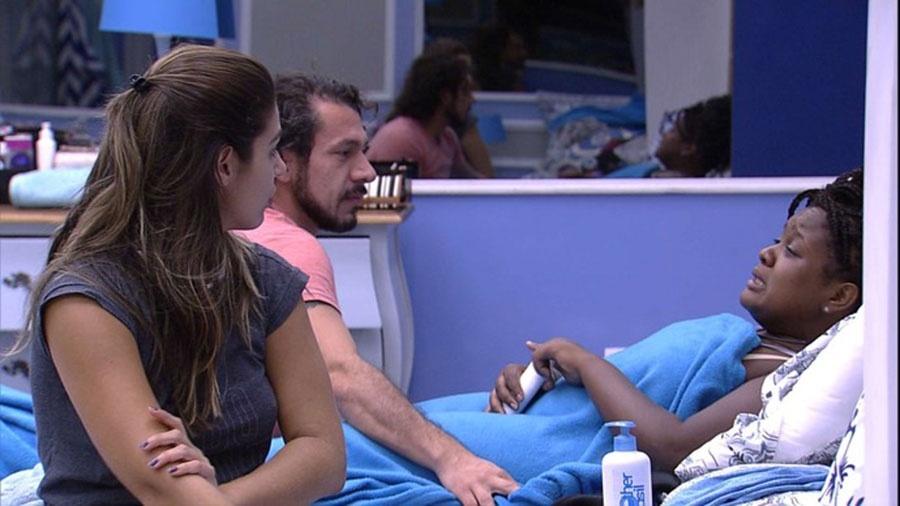 Roberta se lamenta com Rômulo e Vivian sobre paredão - Reprodução/TVGlobo