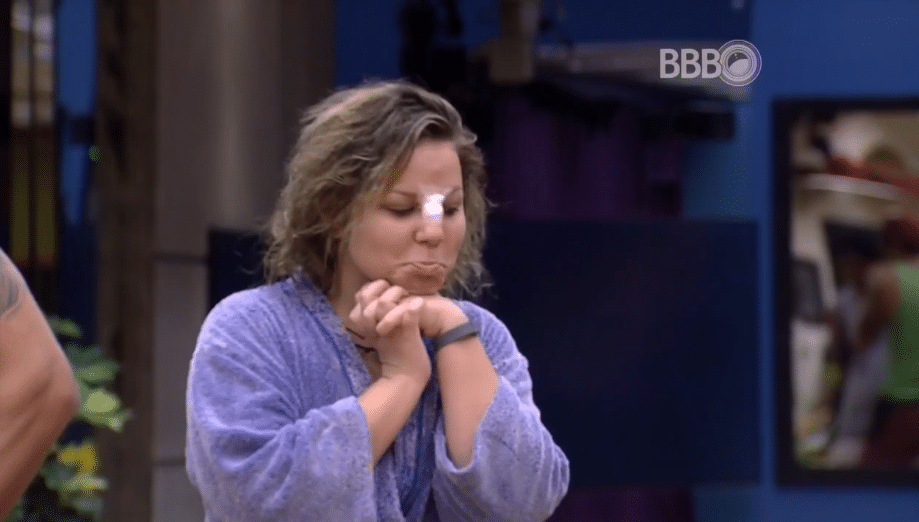 11.mar.2016 - Maria Claudia corta o nariz ao bater na lateral da piscina no "BBB16" - Reprodução/TV Globo