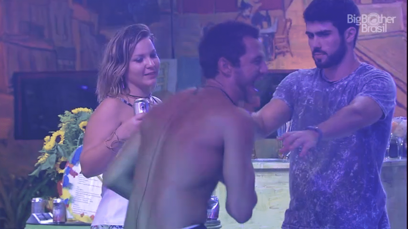 19.mar.2016 - Geralda provoca Matheus dizendo que ele tem medo de ir para o paredão com Ronan. O mineiro se irrita e grita: "falsa" - Reprodução/TV Globo