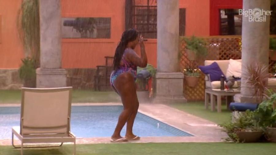Roberta dança e toma banho de chuva - Reprodução/TV Globo