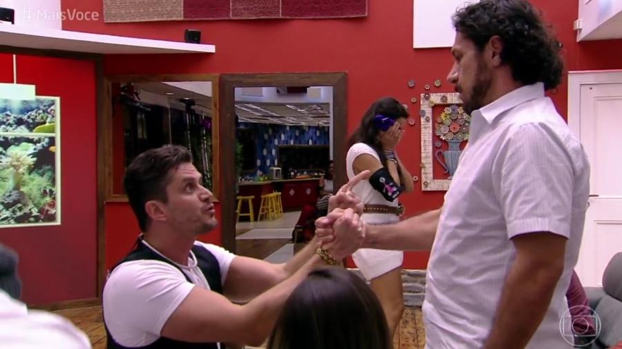 Após eliminação de Rômulo, Marcos se ajoelha em frente ao diplomata - Reprodução/Globo
