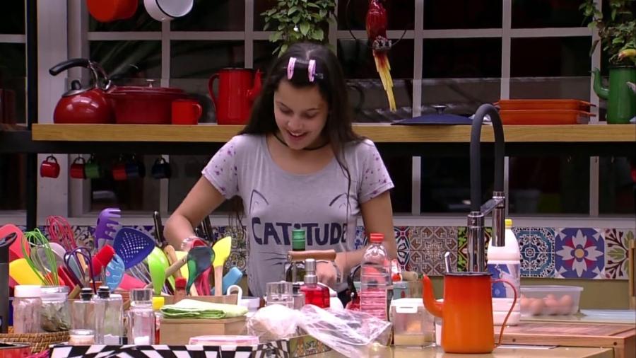 Emilly cozinha no "BBB17" - Reprodução/Gshow