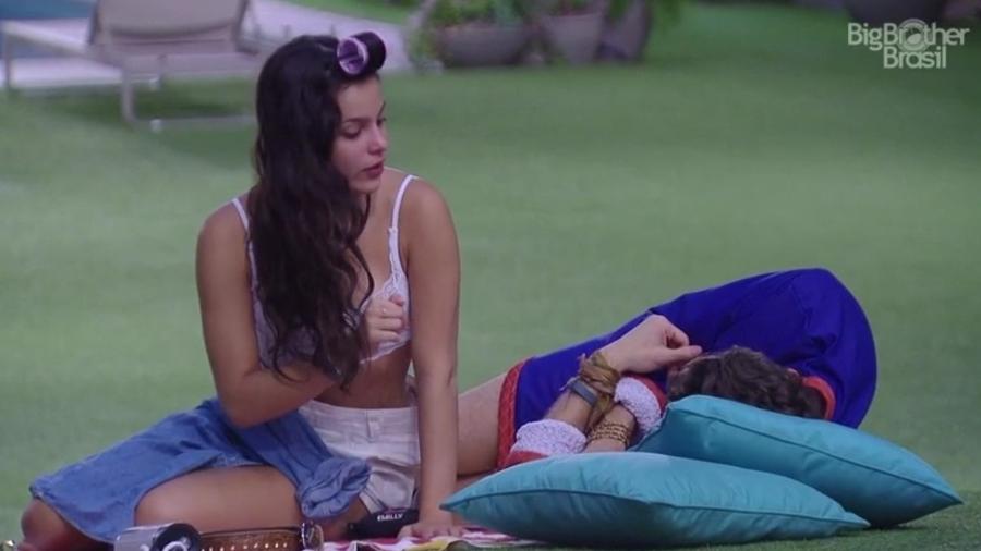 Emilly e Marcos discordam e discutem na área externa - Reprodução/TV Globo