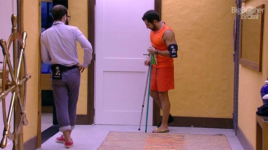 Kaysar caminha com dificuldade até a despensa - Reprodução/GloboPlay