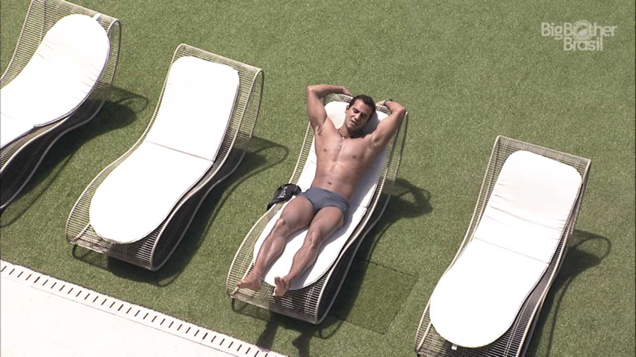10.mar.2016 - Após bate papo, Matheus toma no sol "BBB16" - undefined
