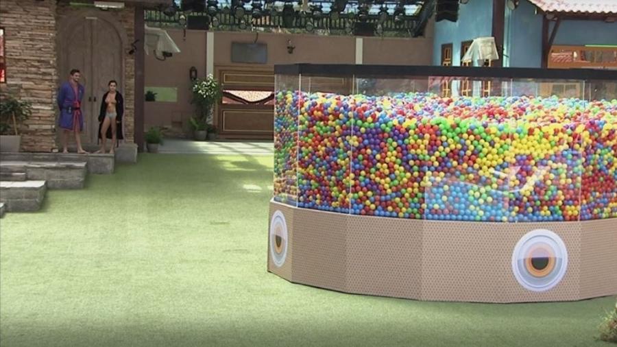 Marcos e Emilly observam piscina gigante de bolinhas - Reprodução/TVGlobo
