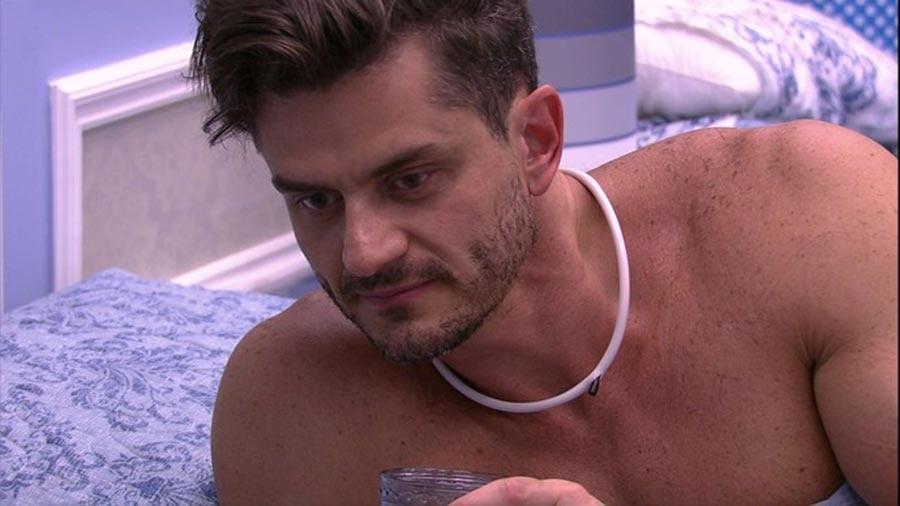 Marcos: "Tem que ter distância" - Reprodução/TV Globo