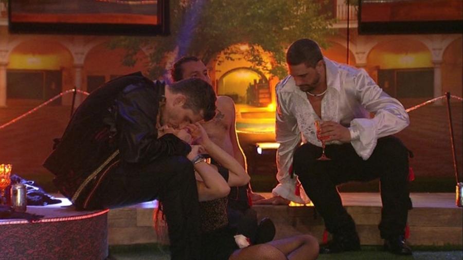 Marcos dá selinho em Emilly - Reprodução/Gshow