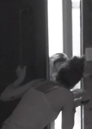 11.fev.2016 - Juliana abre a porta e se depara com Ana Paula, no "BBB16" - Reprodução/TV Globo - Reprodução/TV Globo