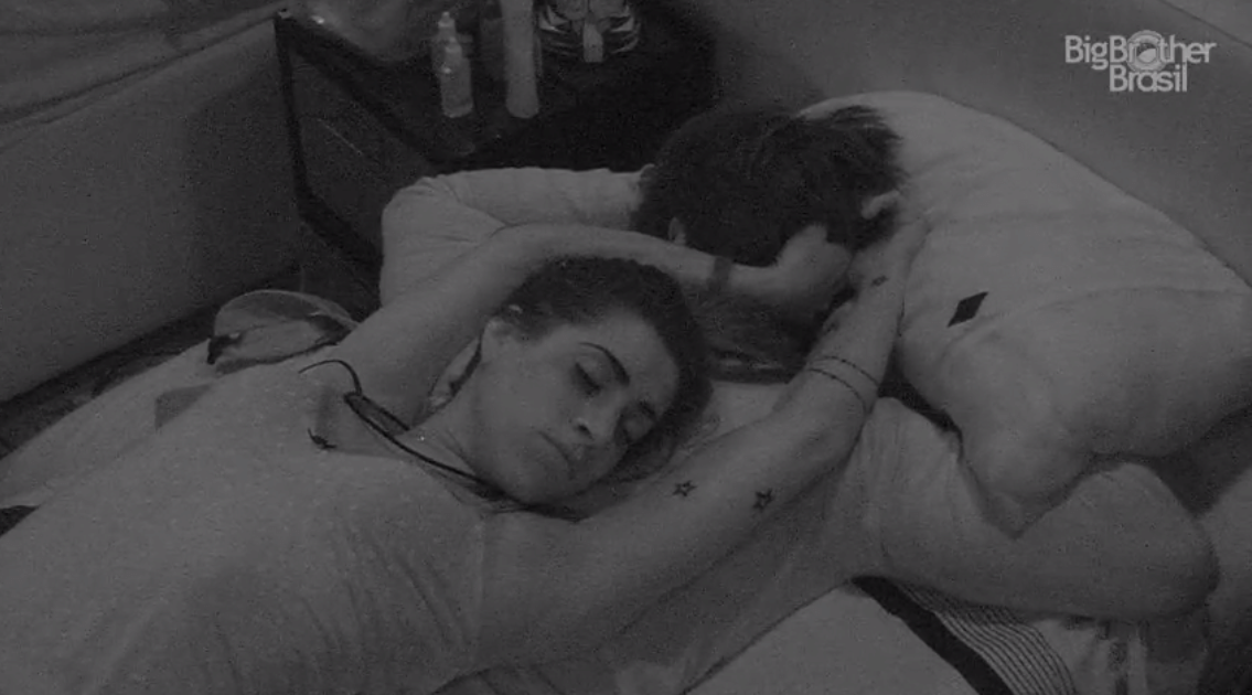 18.fev.2016 - Deitada com Renan, Juliana faz cafuné no brother - Reprodução/TV Globo