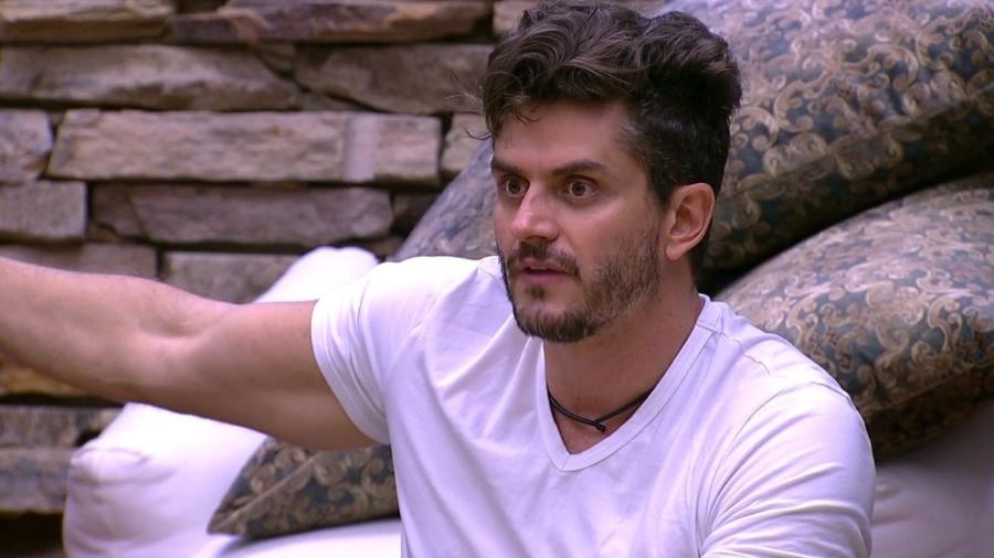 Marcos fala nome de pessoa da produção - Reprodução/TV Globo