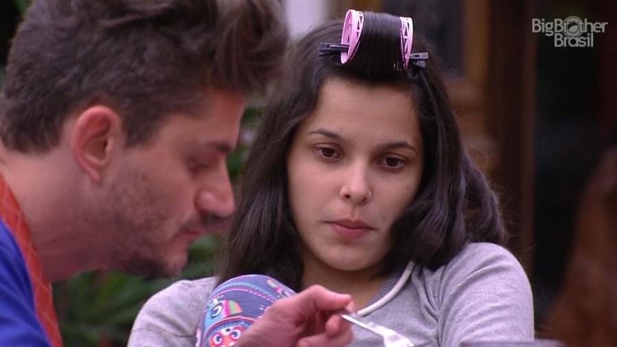 Marcos come ao lado de Emilly - Reprodução/TV Globo