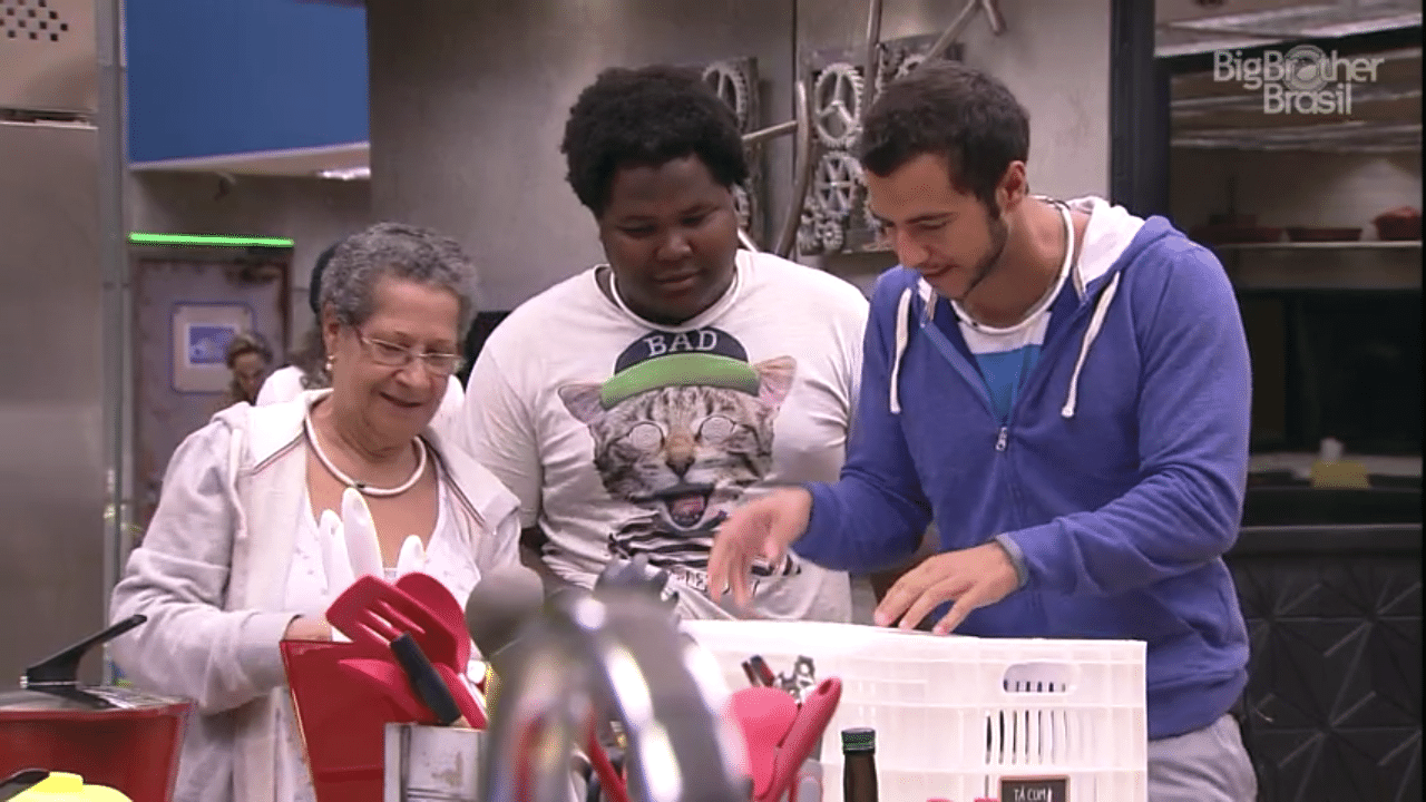 17.fev.2016 - Brothers do Tá com Nada comemoram com a chegada de moela ao cardápio - Reprodução/TV Globo