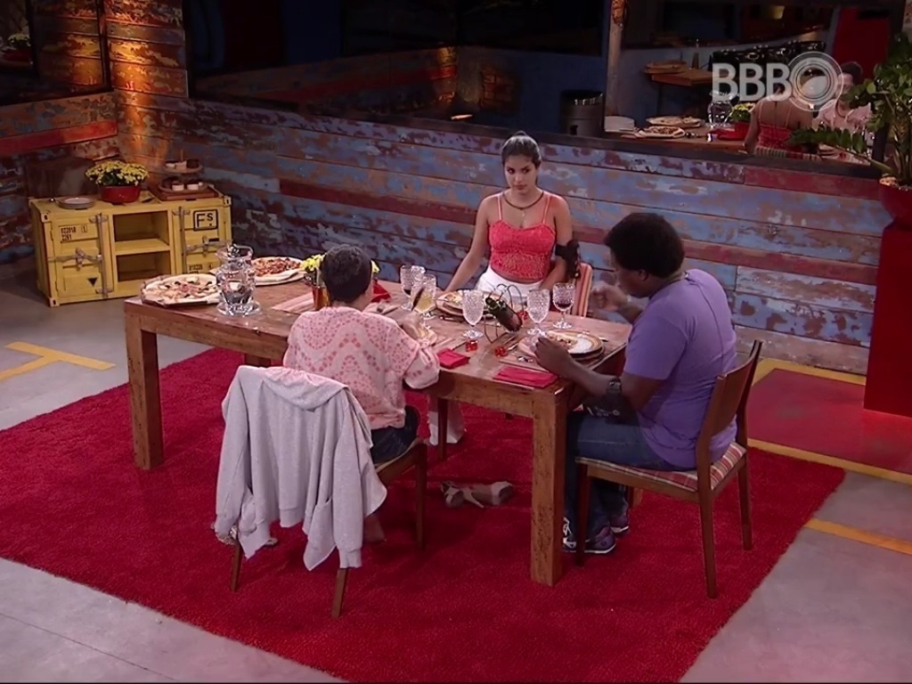 21.mar.2016 - Ronan escolhe Geralda e Munik para comer pizza, que ganhou por descobrir segredo do falso brother Laham - Reprodução/TV Globo