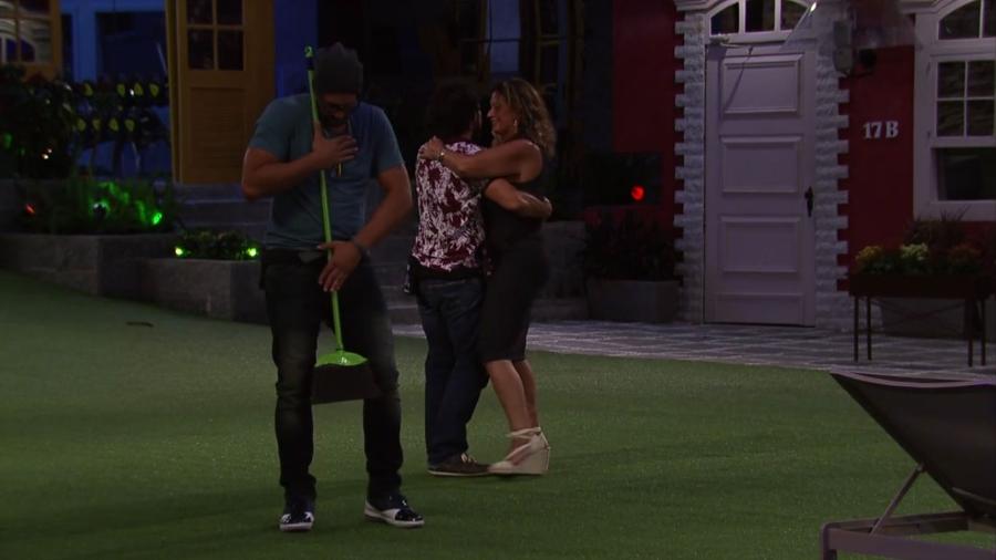 Daniel dança com uma vassoura na pista do "BBB17" - Reprodução/Gshow