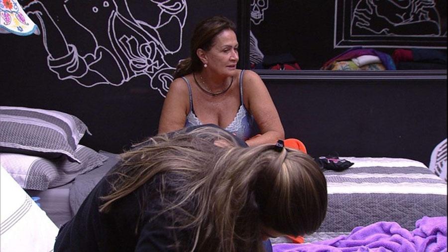 Ieda e Vivian conversam com Emilly depois de saída repentina de Marcos - Reprodução/TVGlobo