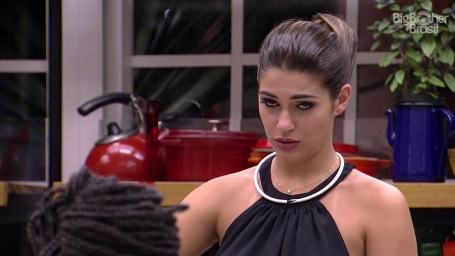 Vivian conversa com Roberta na cozinha do "BBB17" - Reprodução/TV Globo