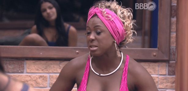 29.jan.16 - Durante conversa com Matheus, Munik e Maria Claudia, Adélia revelou que sua mãe ficou sem falar com ela."Minha mãe não falava comigo depois que eu fiquei grávida. Só se aproximou de mim quando eu estava de sete meses", contou a sister - Reprodução/ TV Globo - Reprodução/ TV Globo