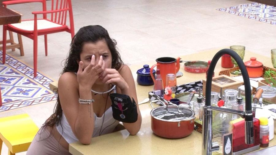 Emilly é picada por um marimbondo - Reprodução/TV Globo
