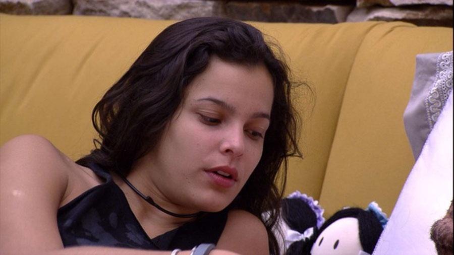 Emilly tenta convencer Marcos de que Ilmar agora é inimigo - Reprodução/TVGlobo
