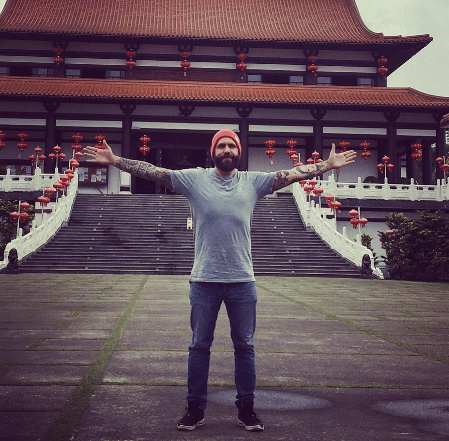 Caruso, participante do "BBB18", em templo budista - Reprodução/Intagram