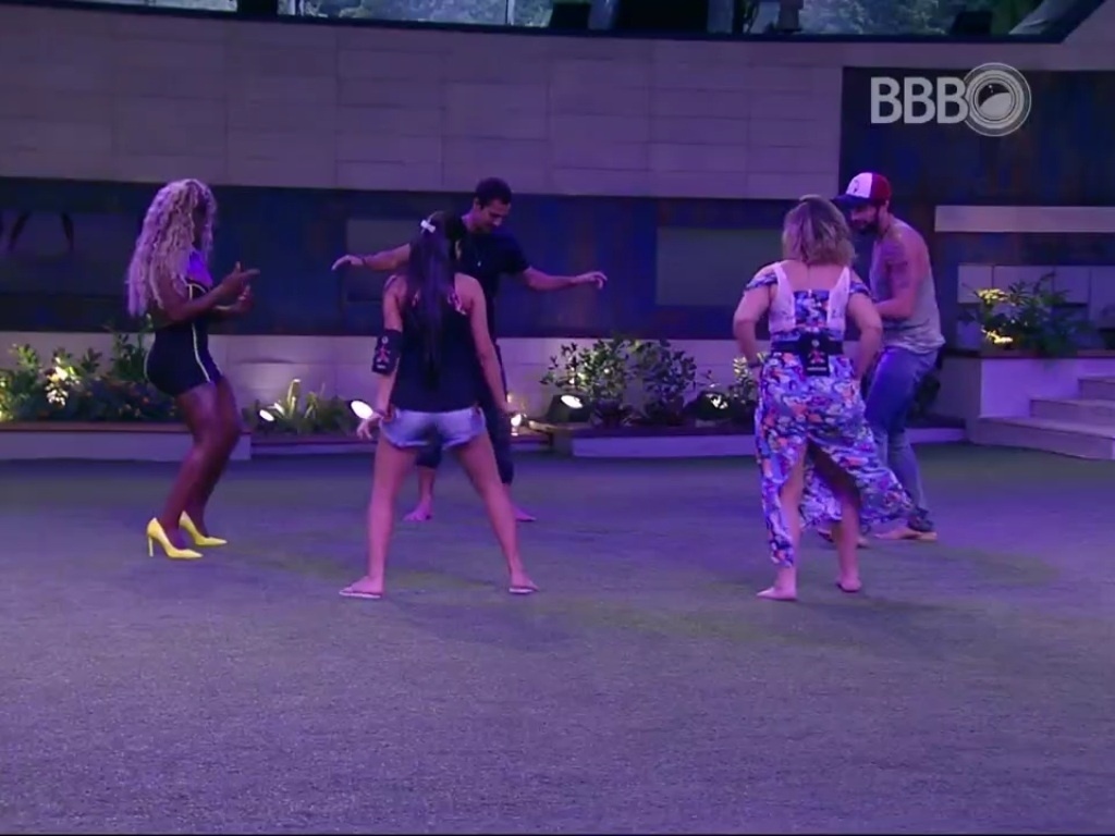 7.mar.2016 - Brothers dançam em festa surpresa dada pela produção - Reprodução/TV Globo