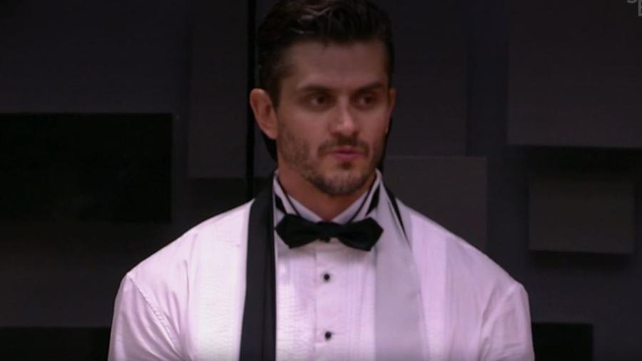 Marcos se arruma para Festa Piscina Retrô - Reprodução/TV Globo