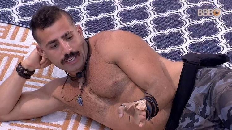 Kaysar brinca com borboleta - Reprodução/GlobosatPlay - Reprodução/GlobosatPlay