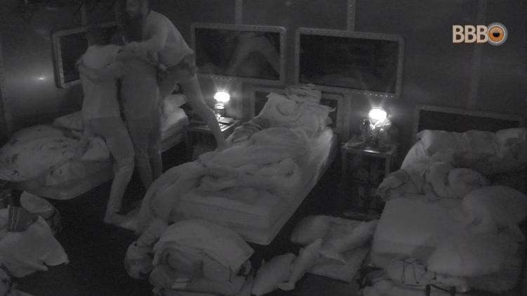 Jéssica recebe abraço de brothers - Reprodução/GlobosatPlay - Reprodução/GlobosatPlay