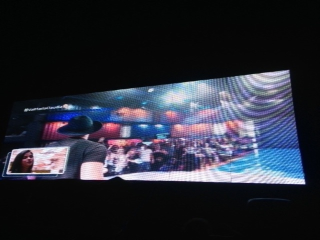 5.abr.2016 - Um telão foi colocado pela afiliada da Rede Globo em frente ao bar, onde cerca de 300 pessoas assistiram ao programa, com direito a pipoca, cerveja e música ao vivo - Matheus Monteiro /Colaboração para o UOL