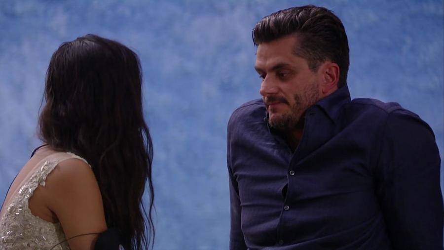 Marcos e Emilly discutem na área externa da casa - Reprodução/TV Globo