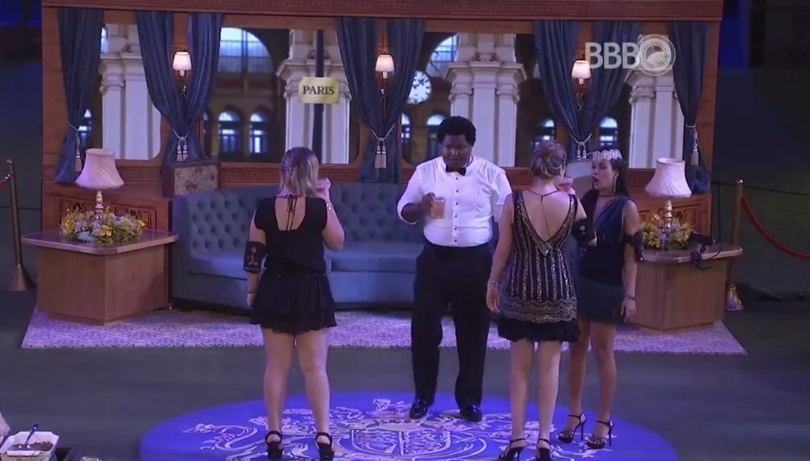 4.mar.2016 - Ronan, Munik e Ana Paula se divertem juntos, em comemoração à volta das sisters. Cacau se manteve próxima ao grupo - Reprodução/TV Globo