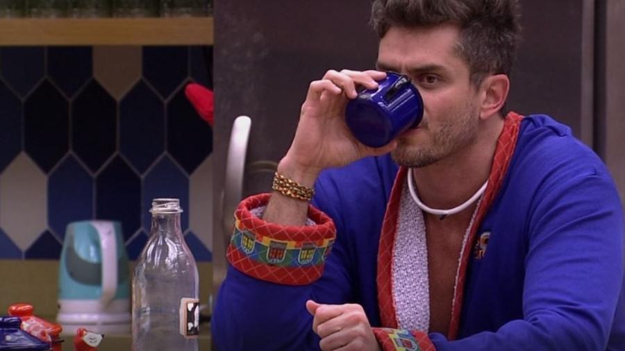 Com insônia, Marcos faz lanche e conversa com Daniel na madrugada - Reprodução/TVGlobo