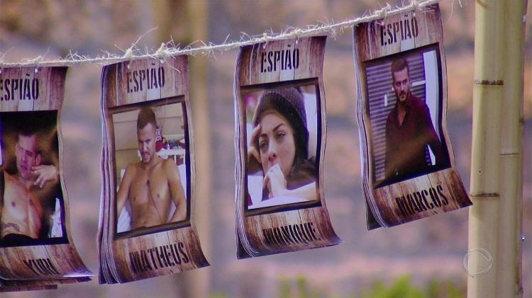 Placas - Reprodução/Record - Reprodução/Record