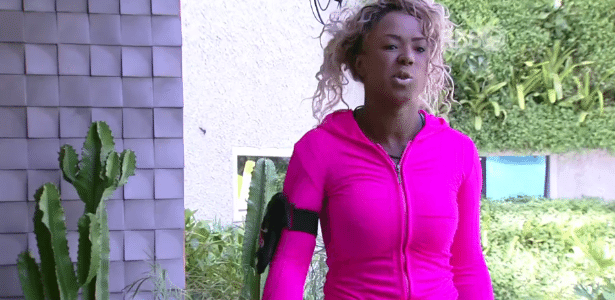 5.fev.2016 - No "BBB16", Adélia se oferece para lavar a roupa de Ronan - Reprodução/TV Globo - Reprodução/TV Globo