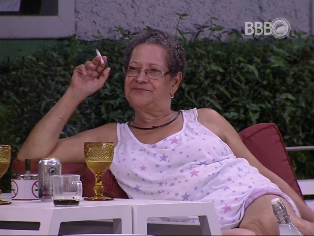 13.mar.2016 - Geralda diz para Ronan que Cacau tem inveja de Munik - Reprodução/TV Globo