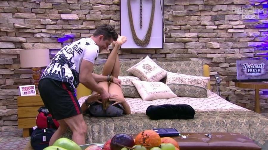 Marcos diz para Emilly: "Deita ali para eu trocar sua fralda" - Reprodução/ TV Globo