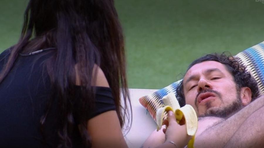 Rômulo conversa com Elettra - Reprodução/TV Globo