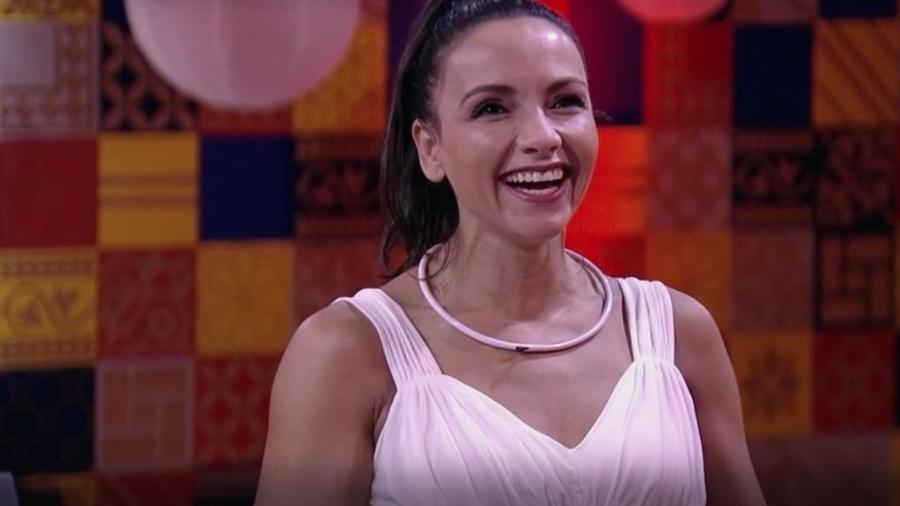 Marinalva vê vídeo com declaração de familiares - Reprodução/TVGlobo