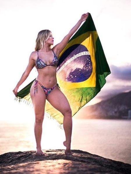 Ex-BBB Jaqueline posa com a bandeira do Brasil em ensaio - Paulo Henrique de Sá/Reprodução/Instagram