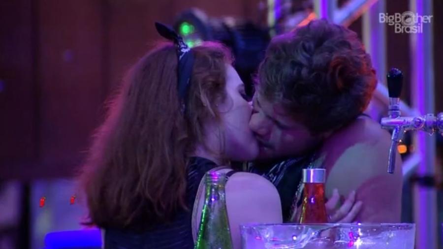 Ana Clara tenta beijar Breno  - Reprodução/Globoplay