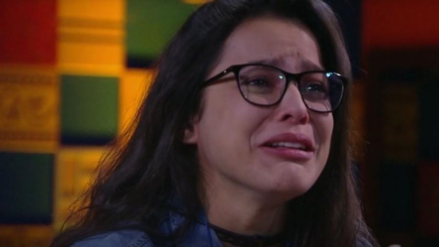 Emilly chora ao ver familiares na tela - Reprodução/TVGlobo