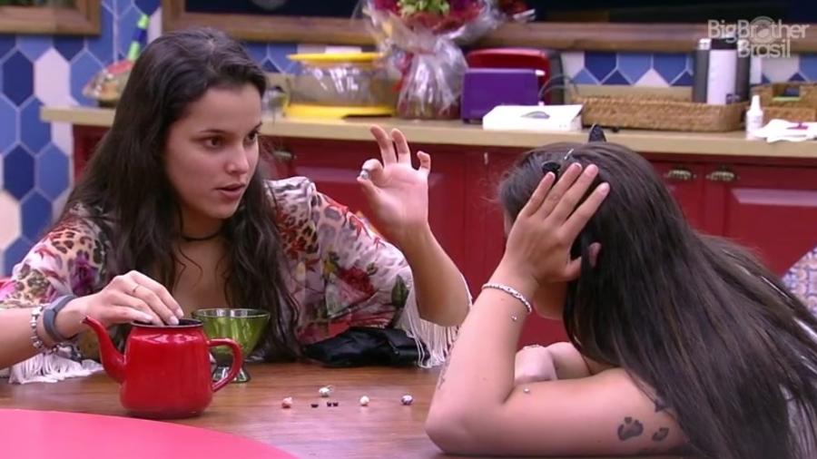 Emilly ensina Elettra a jogar "Golpinho" - Reprodução/ TV Globo