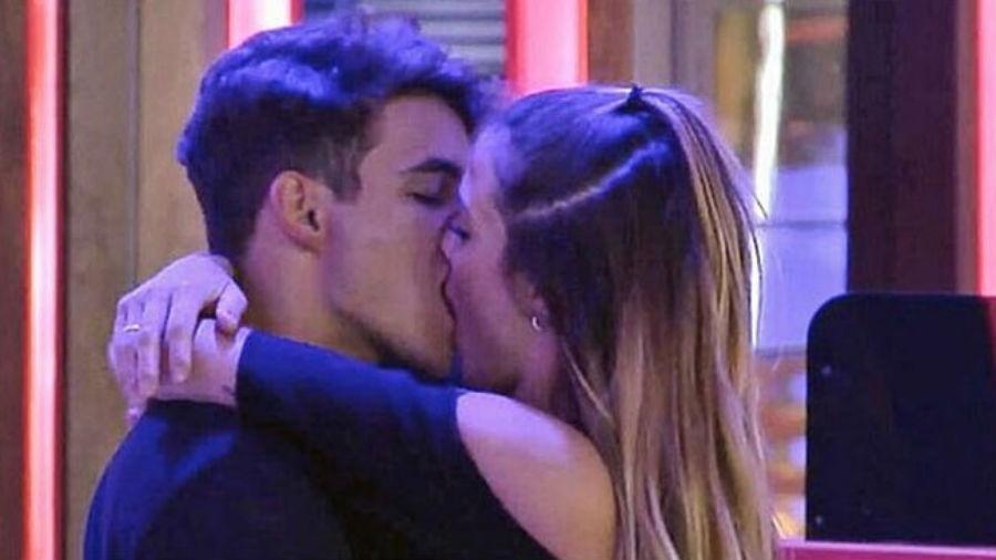 Antônio beija participante americana no "Gran Hermano Vip" - Reprodução/Telecinco