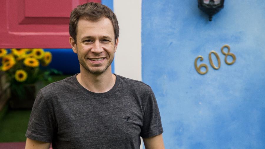Tiago Leifert, apresentador do "BBB17", na nova fachada da casa - Paulo Belote/TV Globo