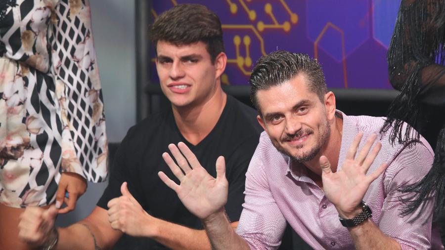 Marcos acena para fotógrafos, na final do "BBB17" - Marco Antonio Teixeira/UOL
