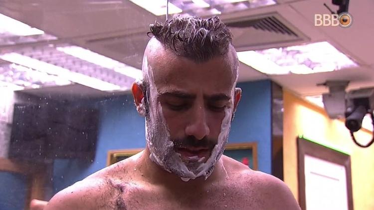 Kaysar no banho - Reprodução/GloboPlay - Reprodução/GloboPlay